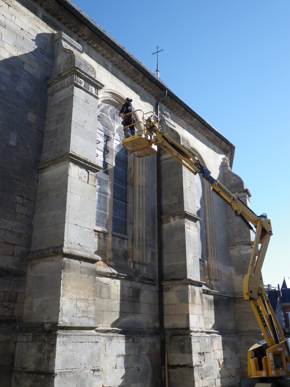 Eglise Neuilly en Thelle (Oise), réfection des grilles de protection des vitraux